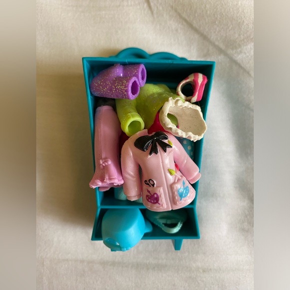 12 pc Vintage Polly Pocket Clothing & Open closet - Picture 4 of 4